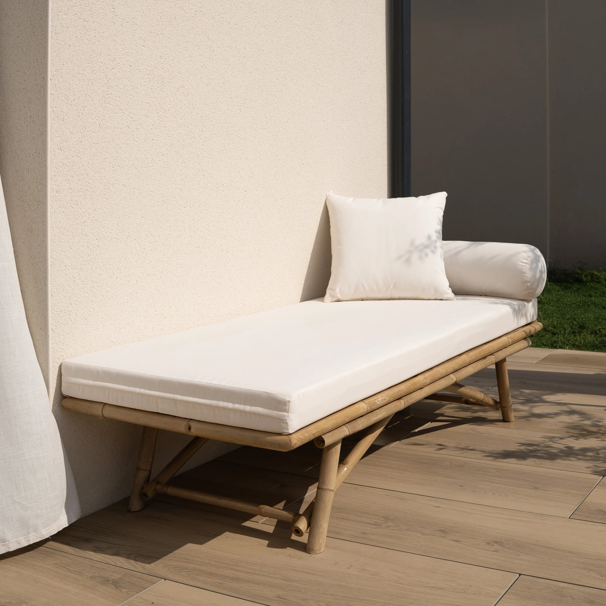 Banquette de jardin en bambou avec matelas blanc - Vadella