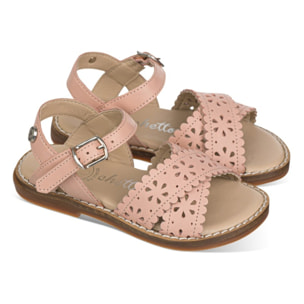 Sandalia en piel con picados en flores