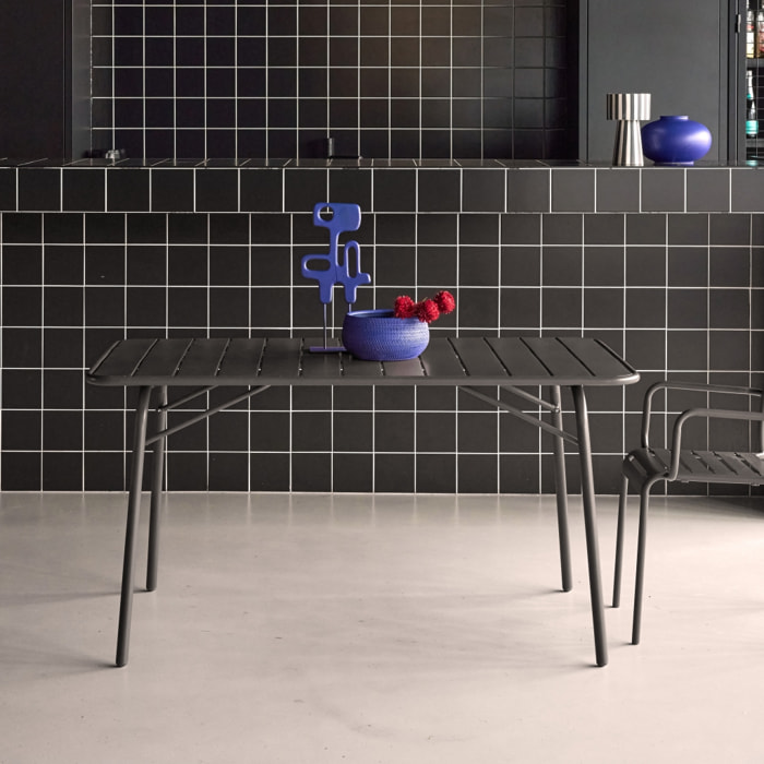 Table de jardin pliante métal 6 places. anthracite. Amelia. 140x80cm. traitement antirouille. lattes et bords arrondis