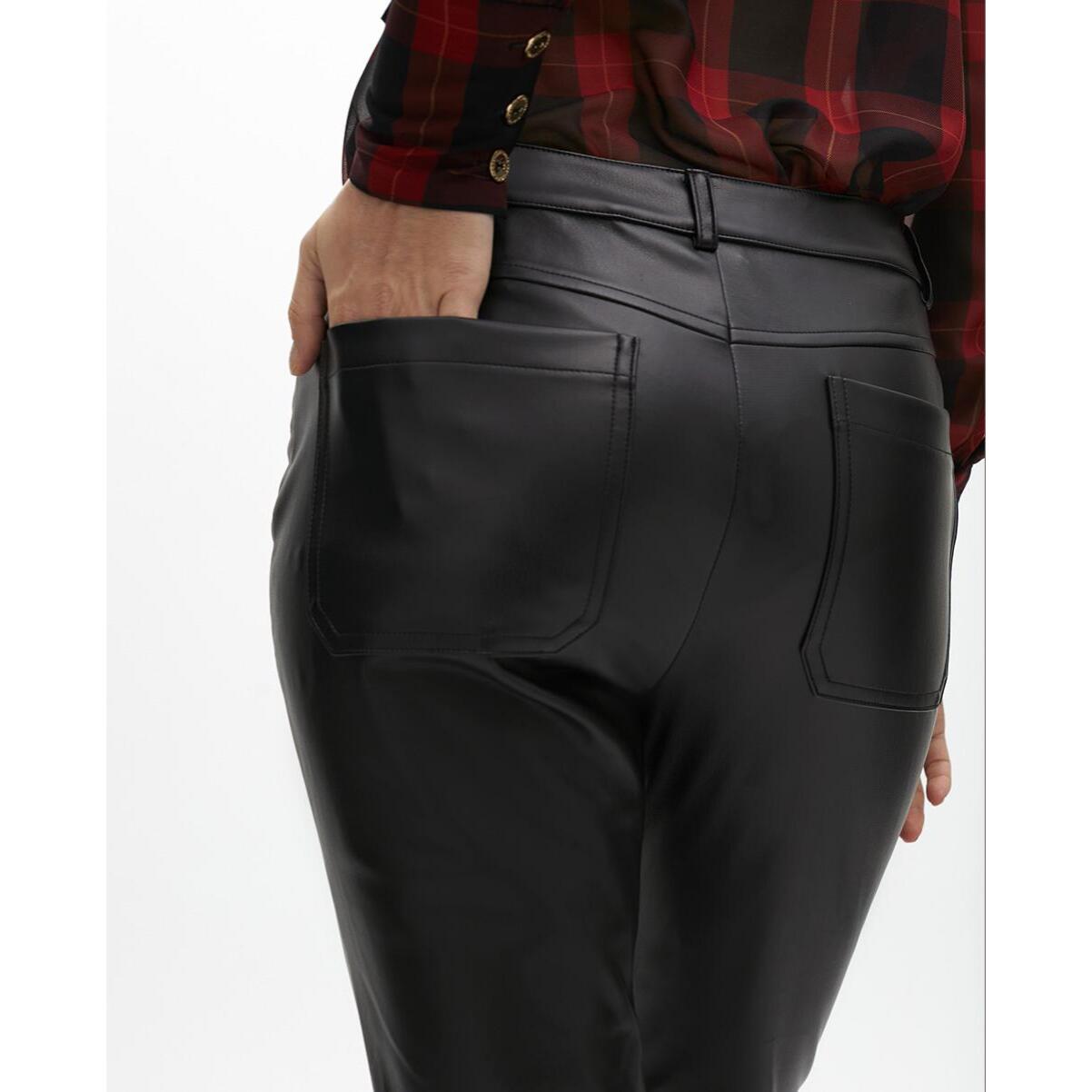 Pantaloni effetto pelle con zip