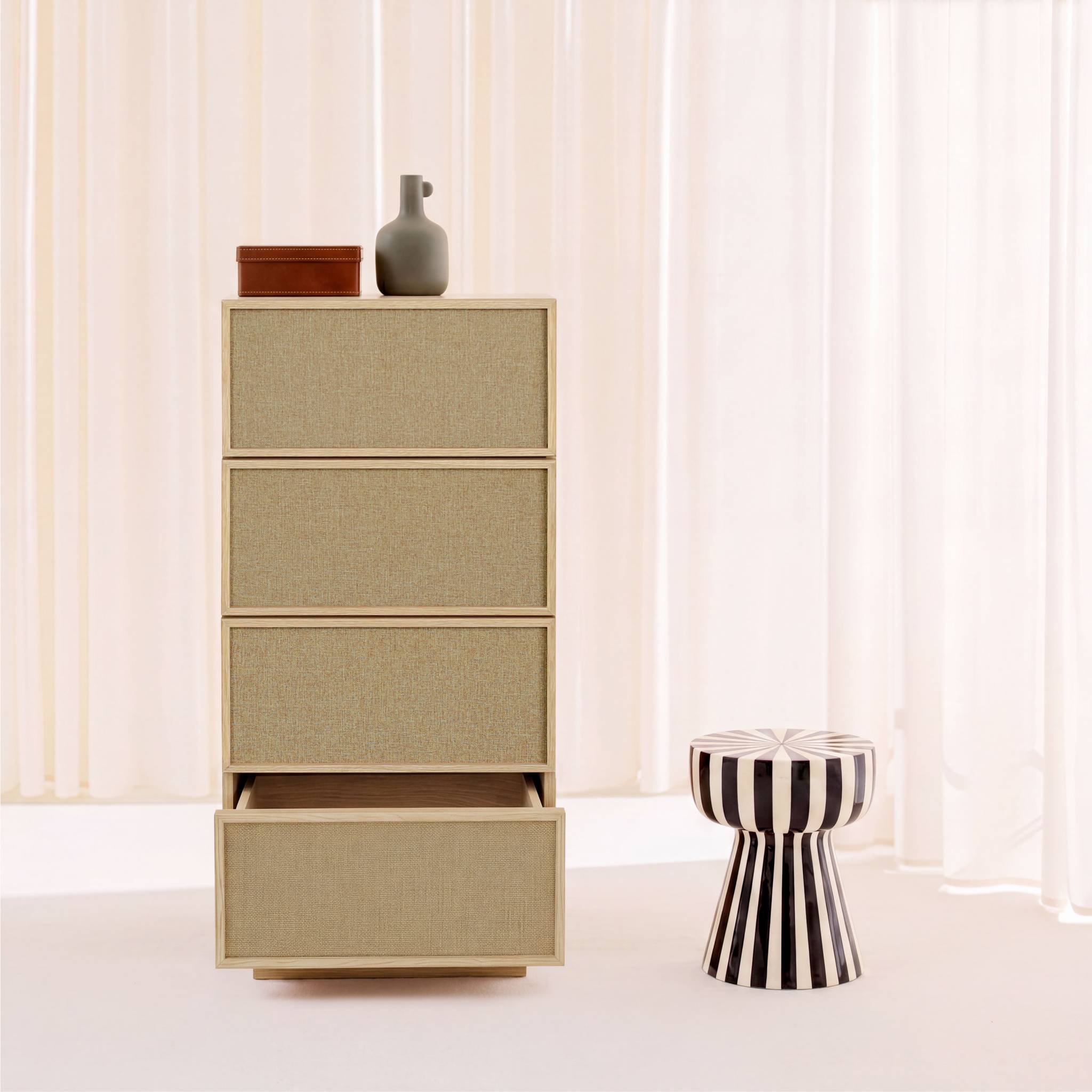 Chiffonnier décor bois et tissu 4 tiroirs KUBA