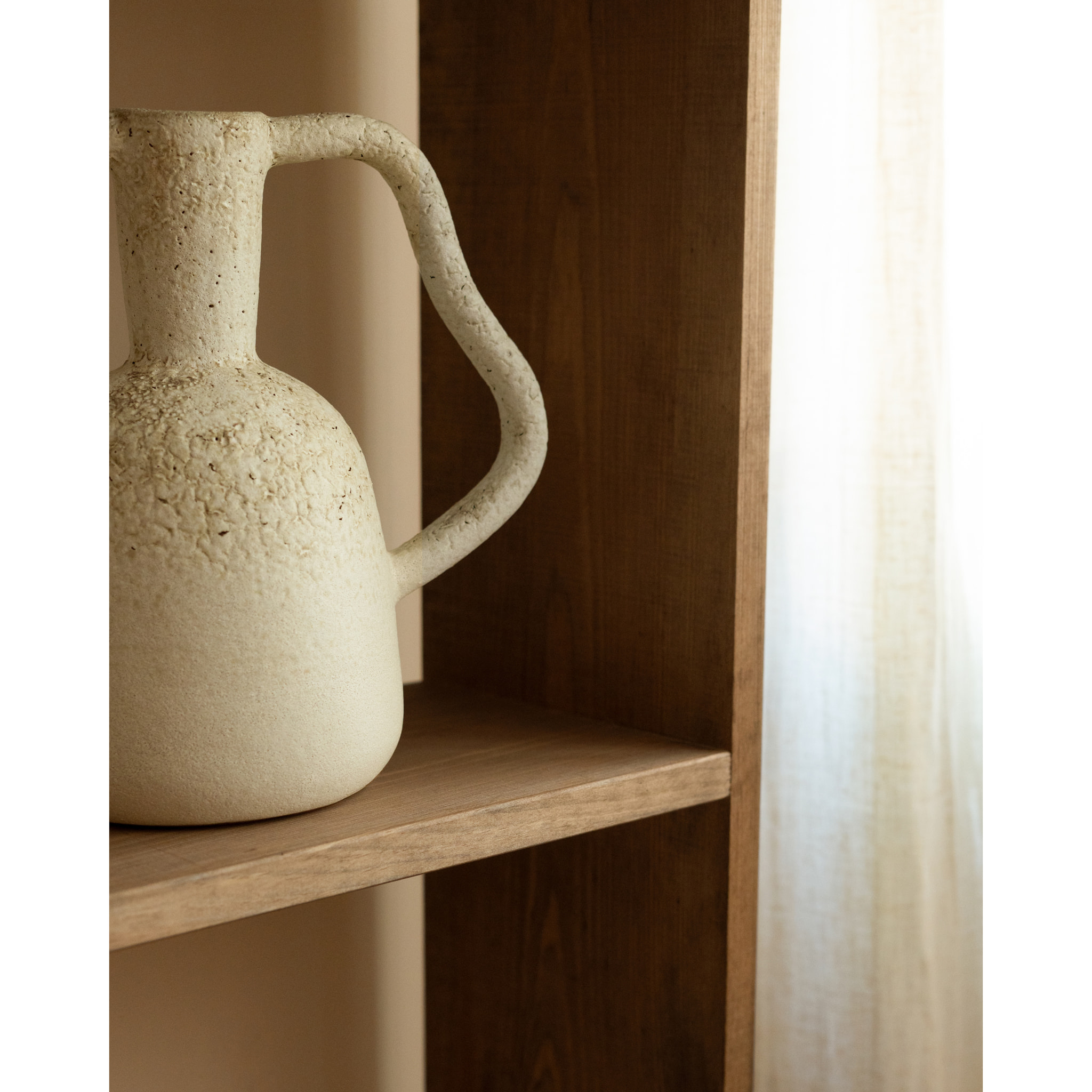 Estantería de madera maciza tono roble oscuro con 3 estantes Alto: 146 Largo: 80 Ancho: 20