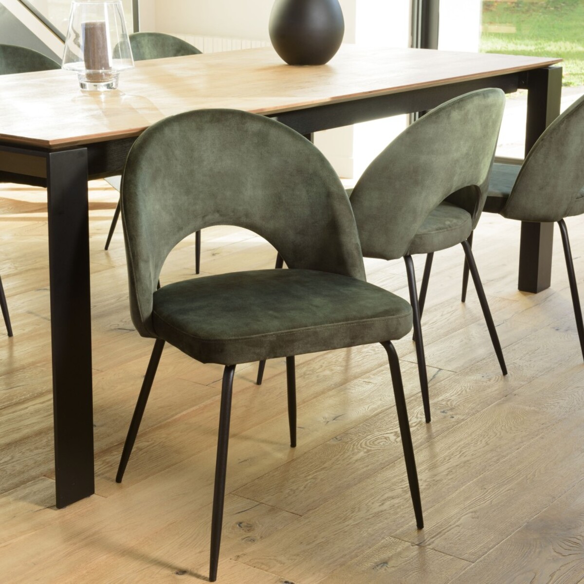 TOM - Lot de 2 chaises velours vert sapin dossier ouvert pieds acier
