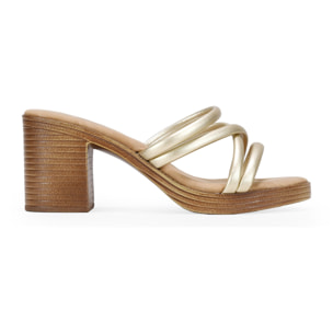 Sandalias doradas con tacón efecto madera