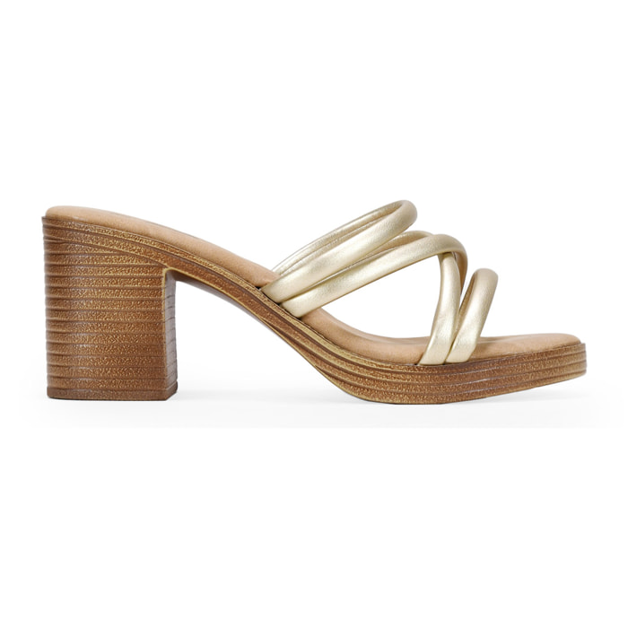Sandalias doradas con tacón efecto madera