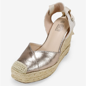 Alpargatas de cuña doradas con esparto y lazada