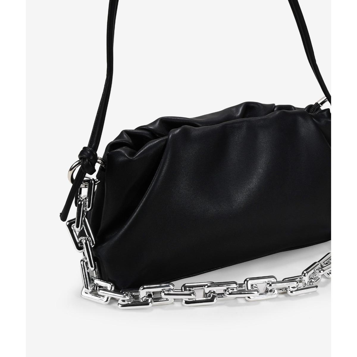 Bolso de hombro negro pouch con cadena plata