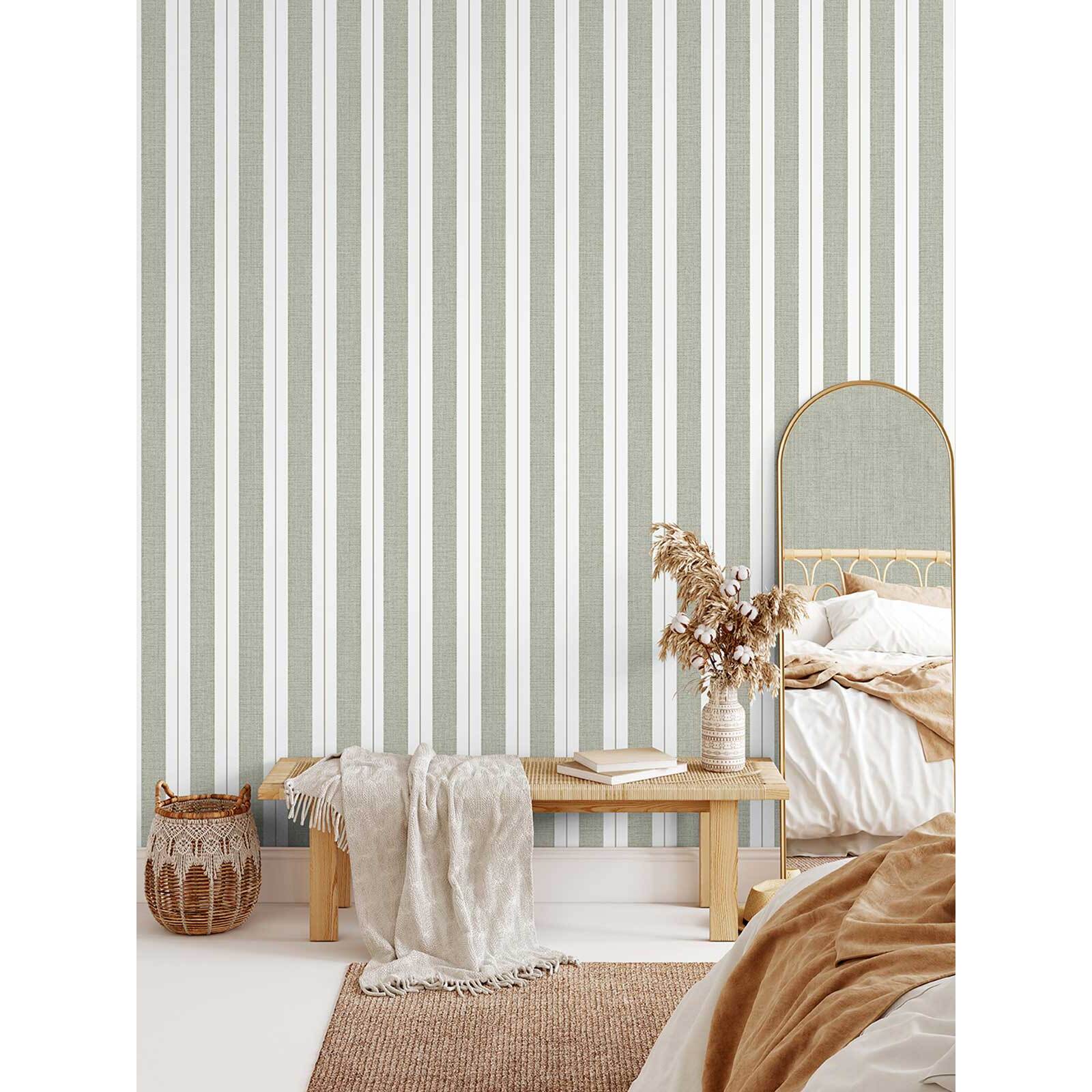 Papier peint rayures tissé vert sauge filet or