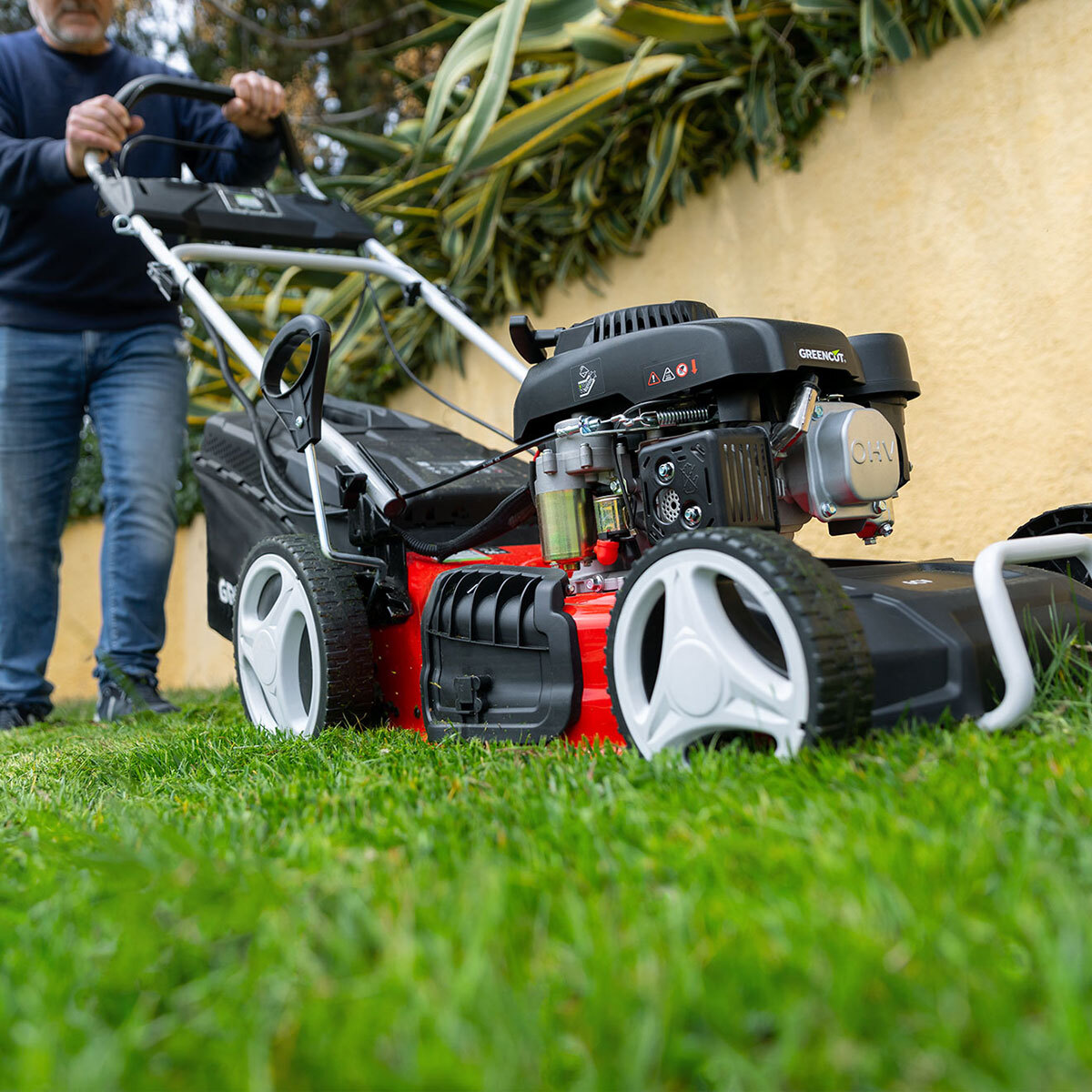 Cortacésped autopropulsado acero 150cc 4cv  arranque eléctrico, 7 posiciones, manillar acolchado GLM770XE GREENCUT