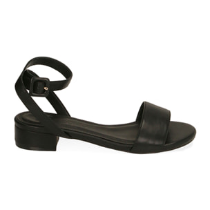 Sandalias negras con tira, tacón 2,5 cm.