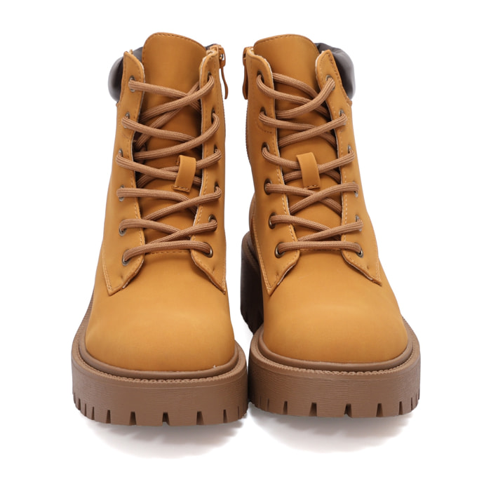 Anfibi in simil pelle con stringhe