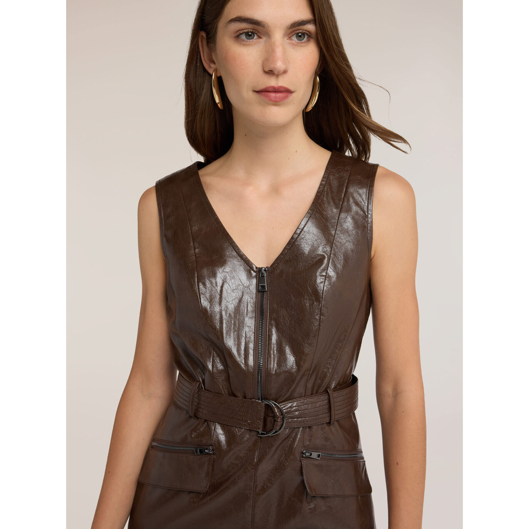 Motivi - Tubino effetto crinkle con cintura e tasche zip - Marrone