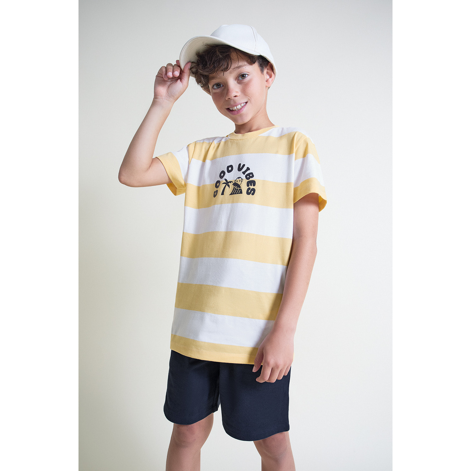 Conjunto Camiseta de Rayas Anchas con Estampado Good Vibes Surfero y Shorts Lisos | Color: Amarillo claro | Street Monkey