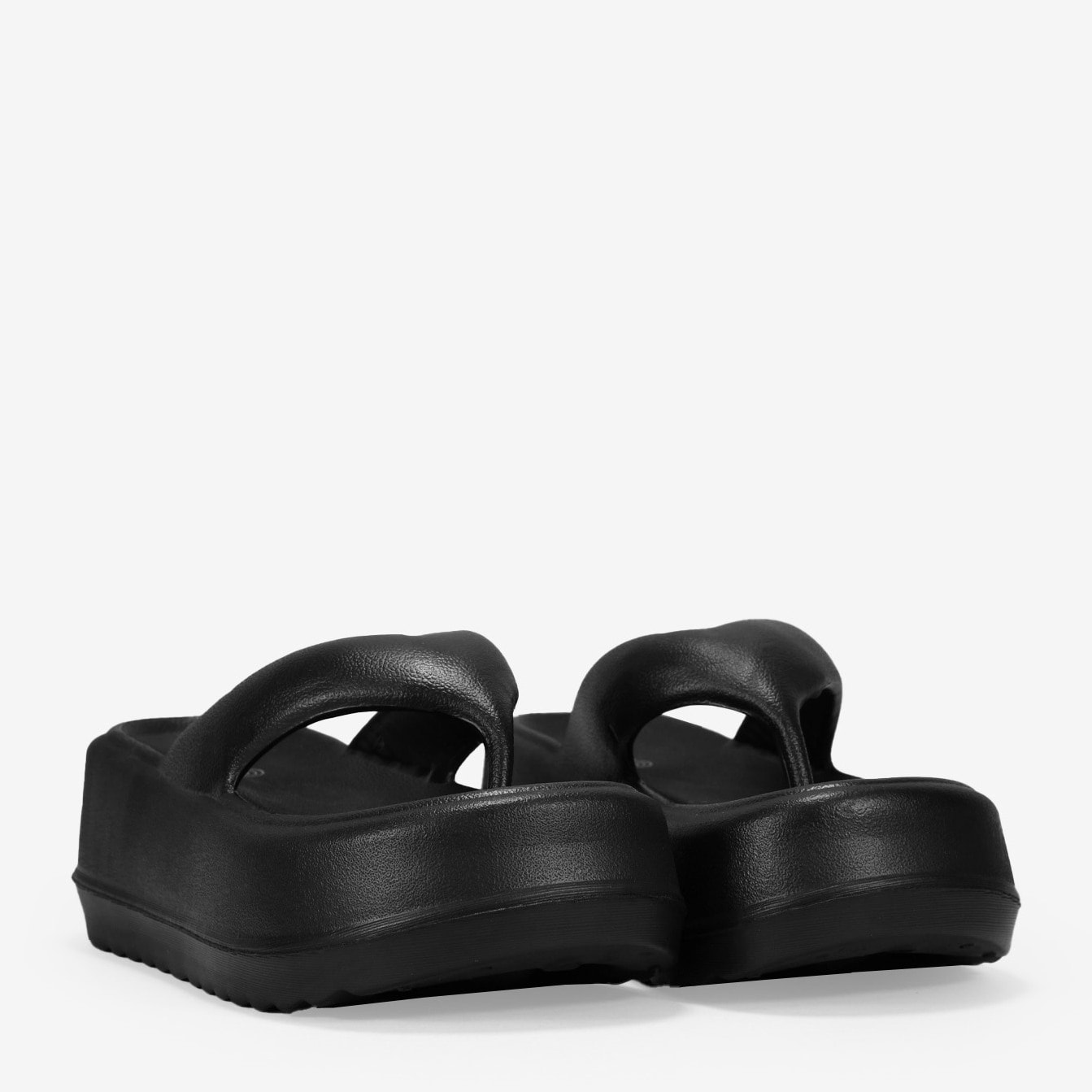 Sandalias de dedo negras con plataforma