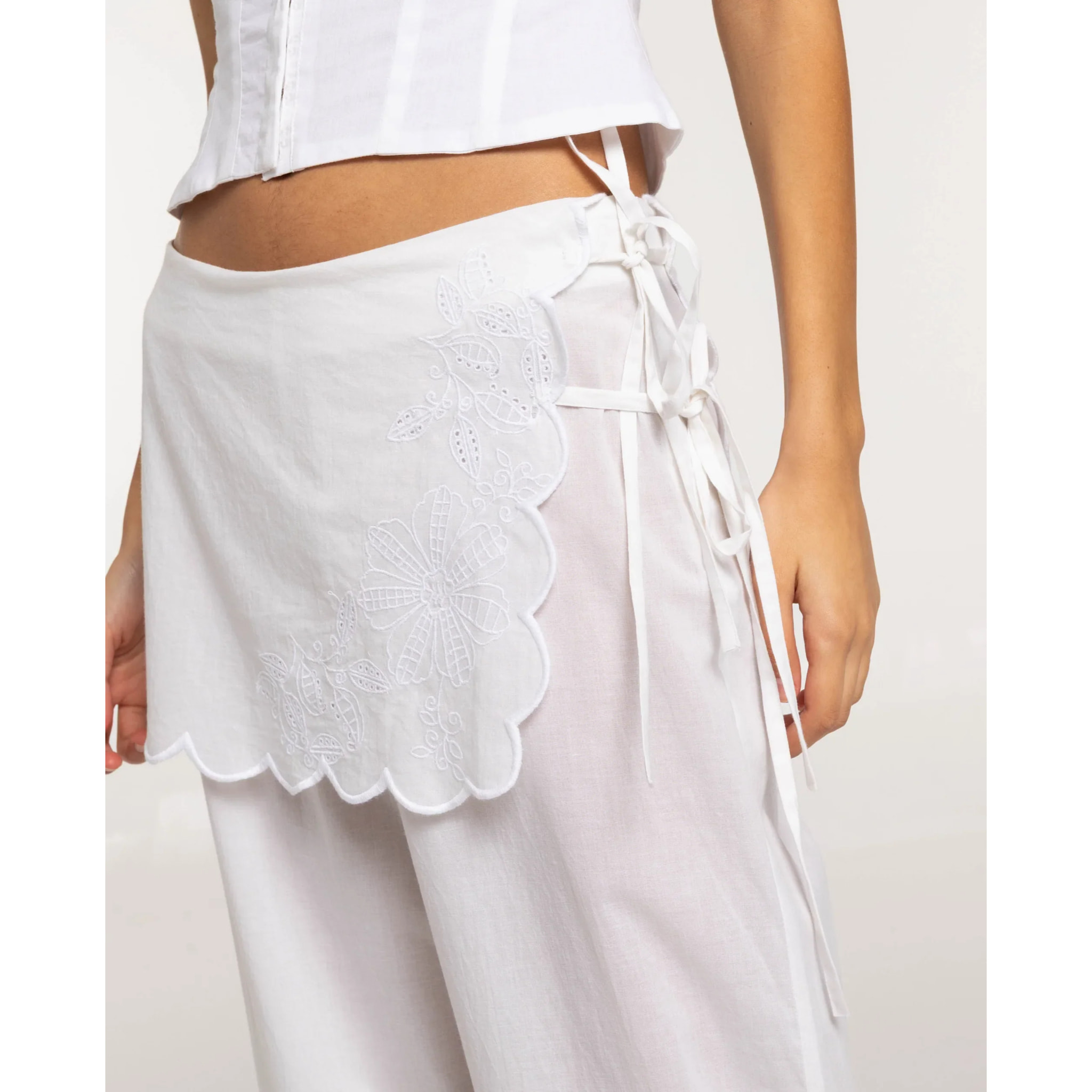 Pantalones anchos con bordados de mujer