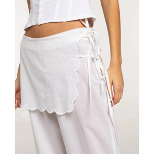 Pantalones anchos con bordados de mujer
