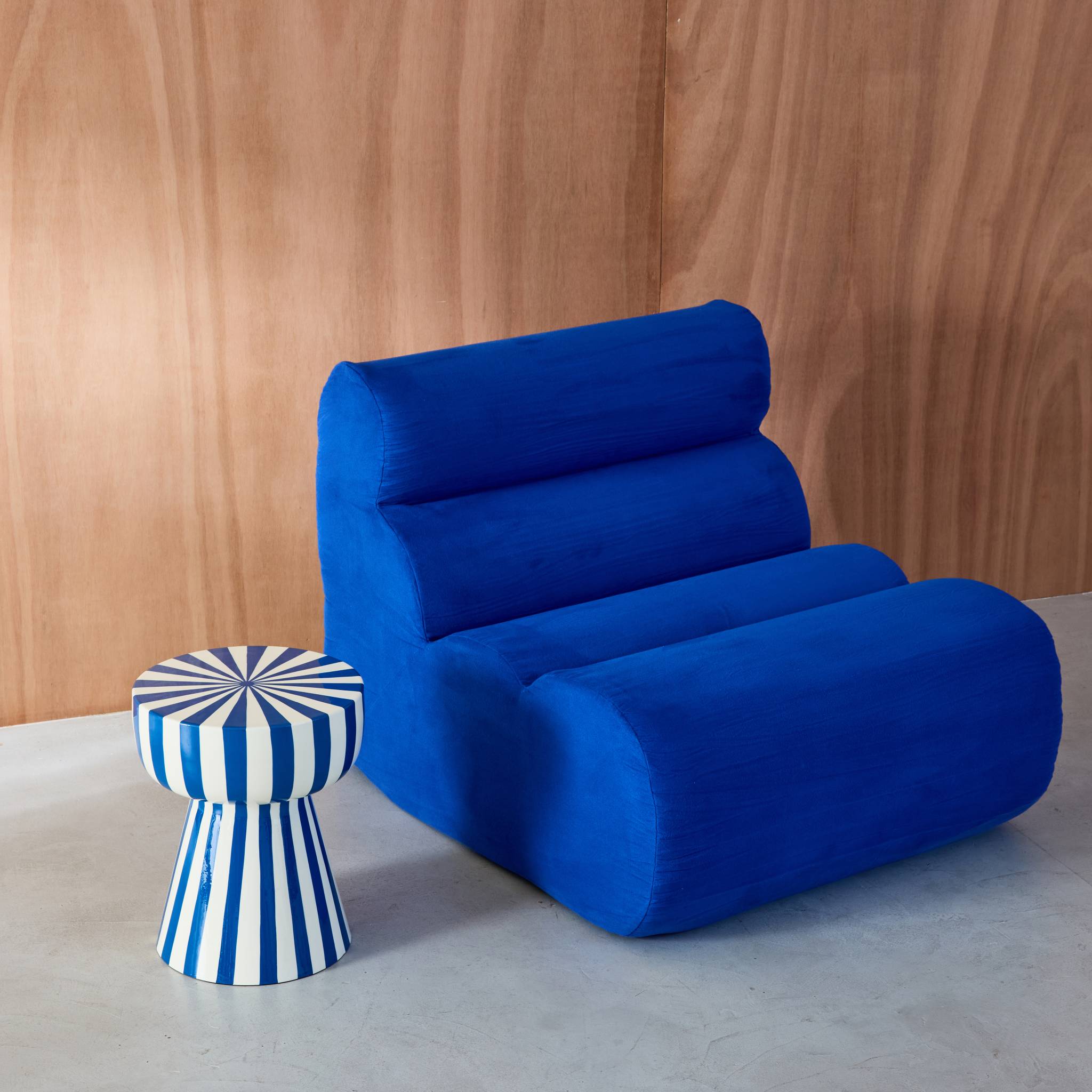 Table d'appoint. bout de canapé. table de chevet. acier émaillé rayures bicolore. bleu et blanc. Ø34 x H41cm