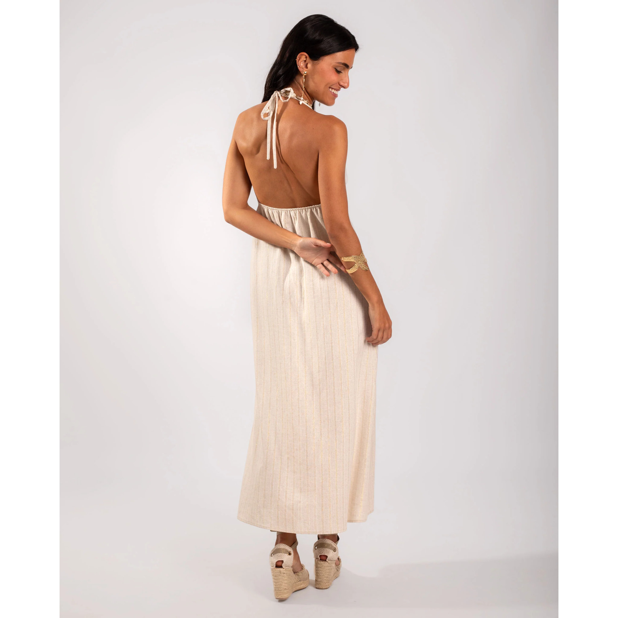 Vestido midi de punto con escote pico y cuello halter