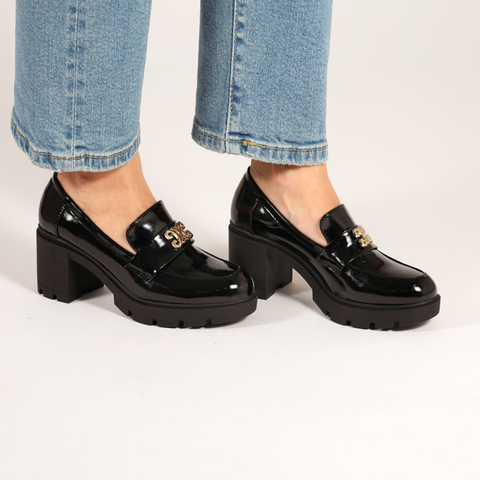 Mocassini in simil pelle verniciata con tacco comodo e dettaglio color oro