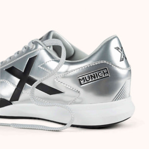 MUNICH M39 01 Zapatillas urbanas de inspiración futsal en color plata