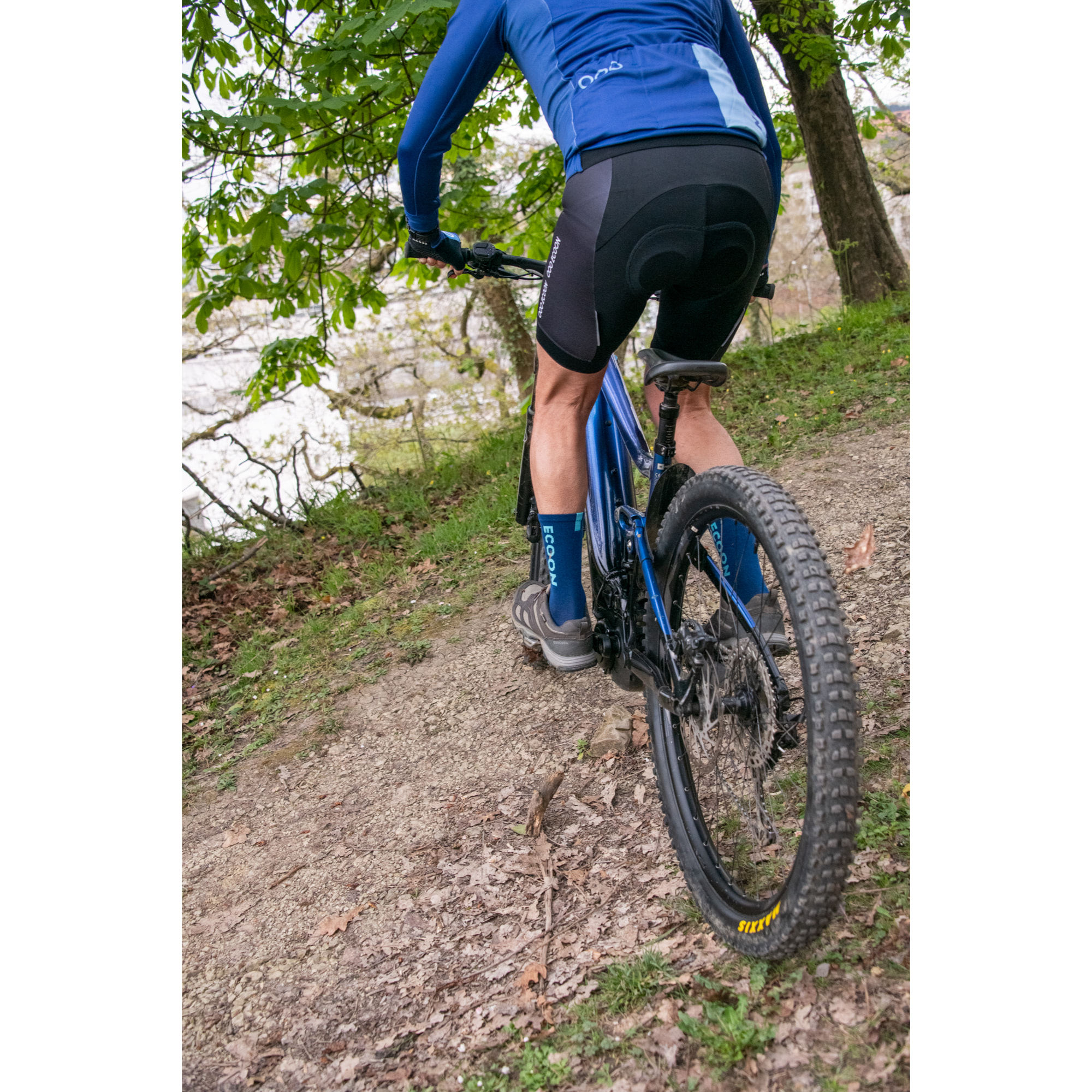 Calcetines de ciclismo ECOON modelo Lzoard en color Azul