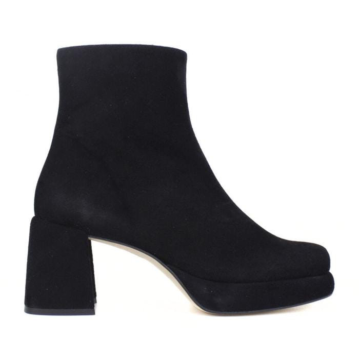 Botine negro con plataforma. Tacón de 7 cm