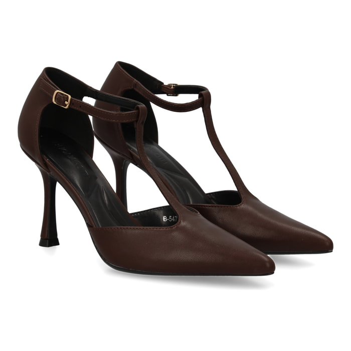 Zapato de salón con tacón alto y punta afilada