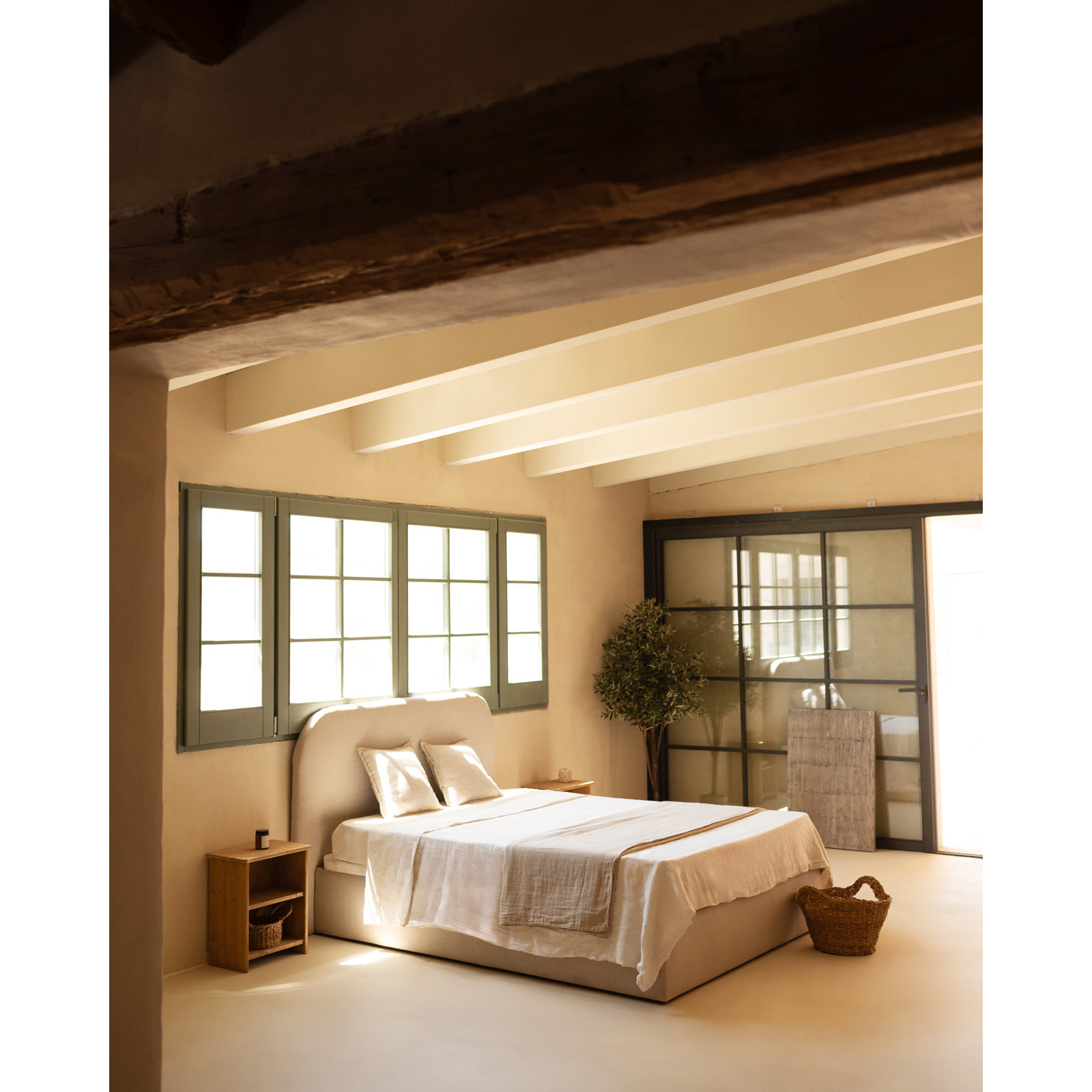Lit coffre en ton beige pour les sommiers en différentes tailles