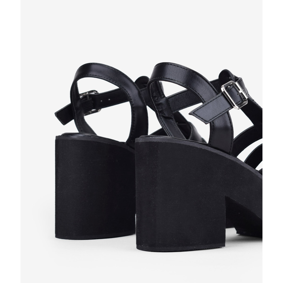 Sandalias cangrejeras negras con tacón y plataforma