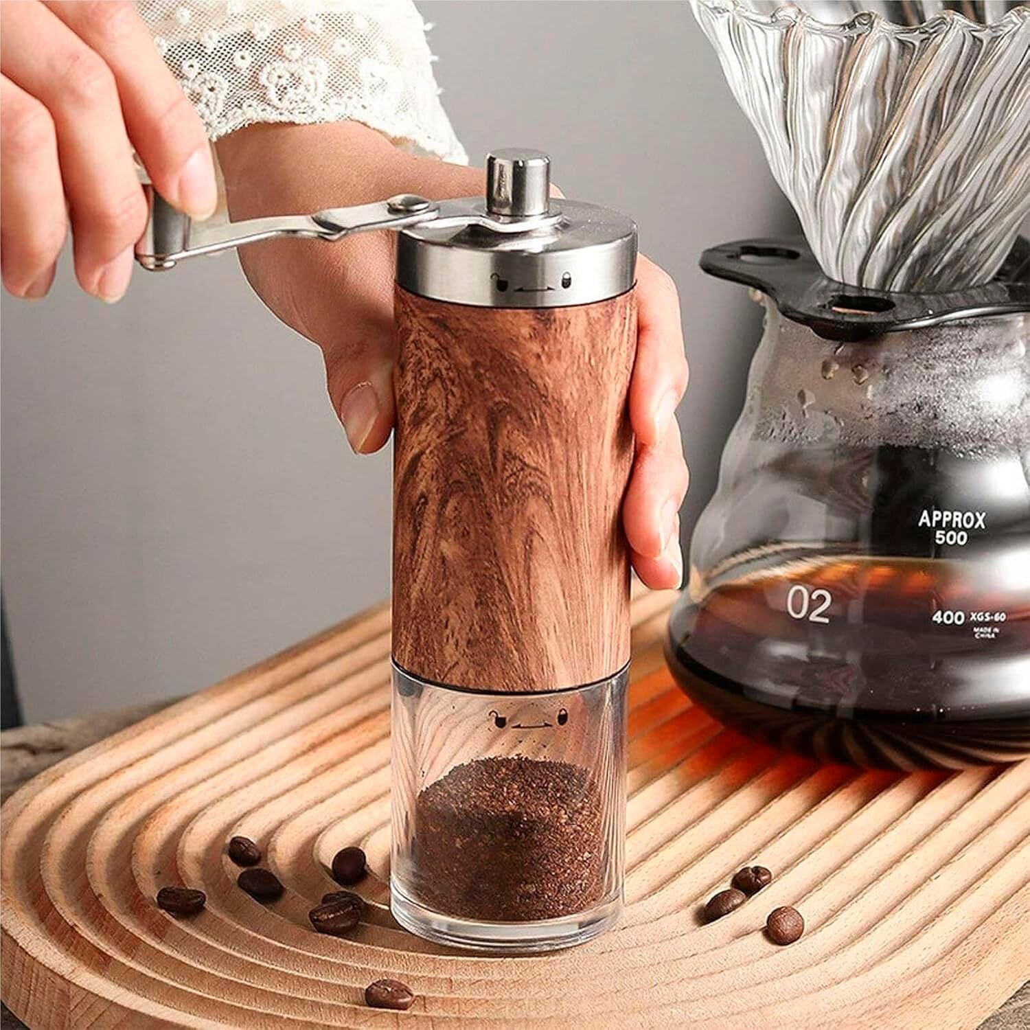 Molino de café manual con fresa cónica de cerámica ajustable y ruleta para controlar el grosor del molido.