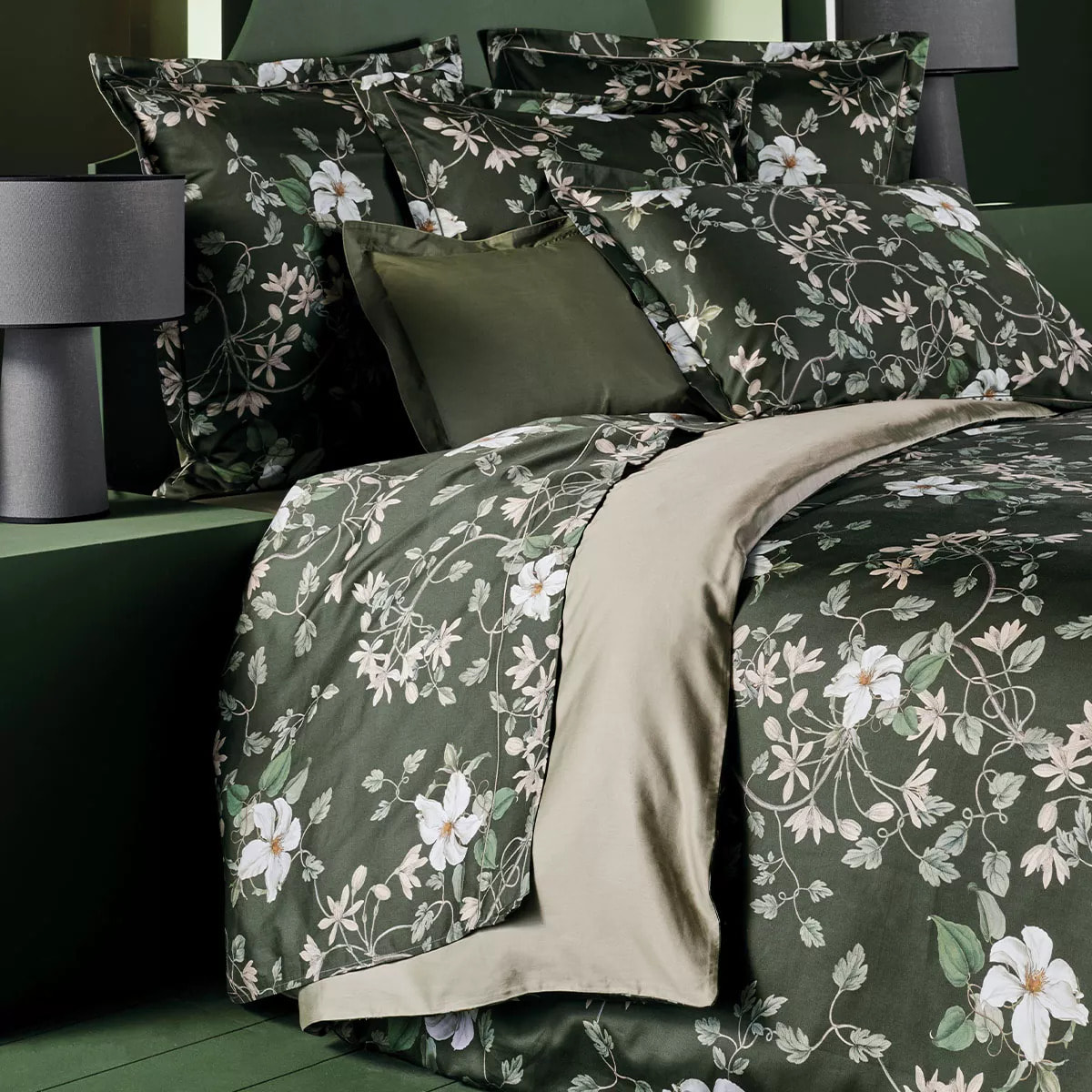 Drap plat satin de coton 115 g/m² imprimé vert Gardenias mousse