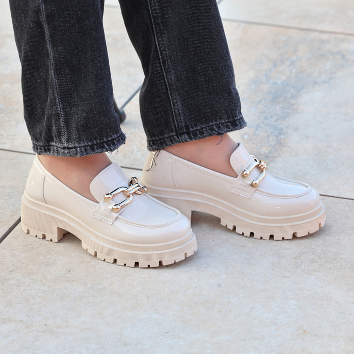 Mocassini platform in simil pelle verniciata con dettaglio color oro