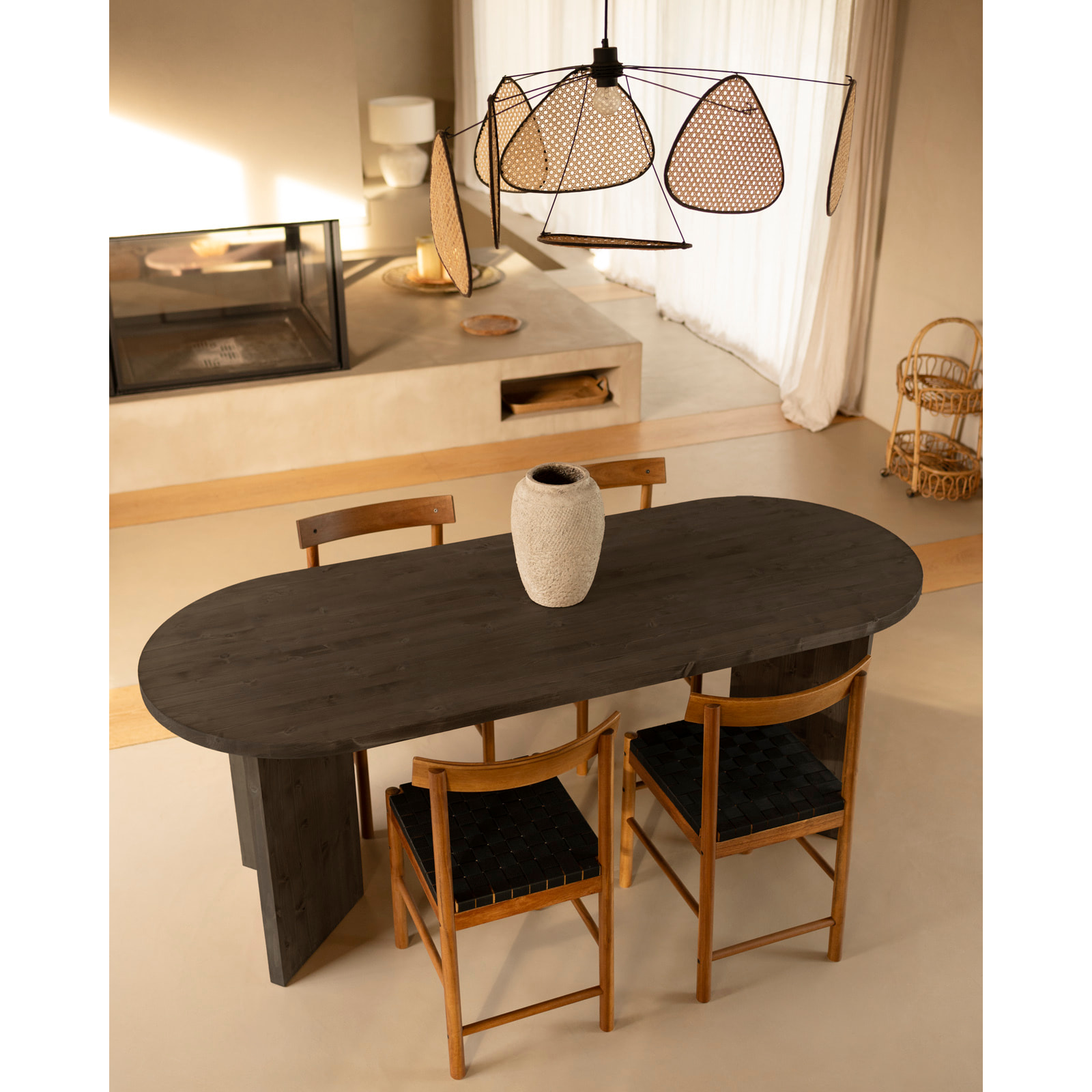 Table à manger en bois massif ton noir en différentes tailles