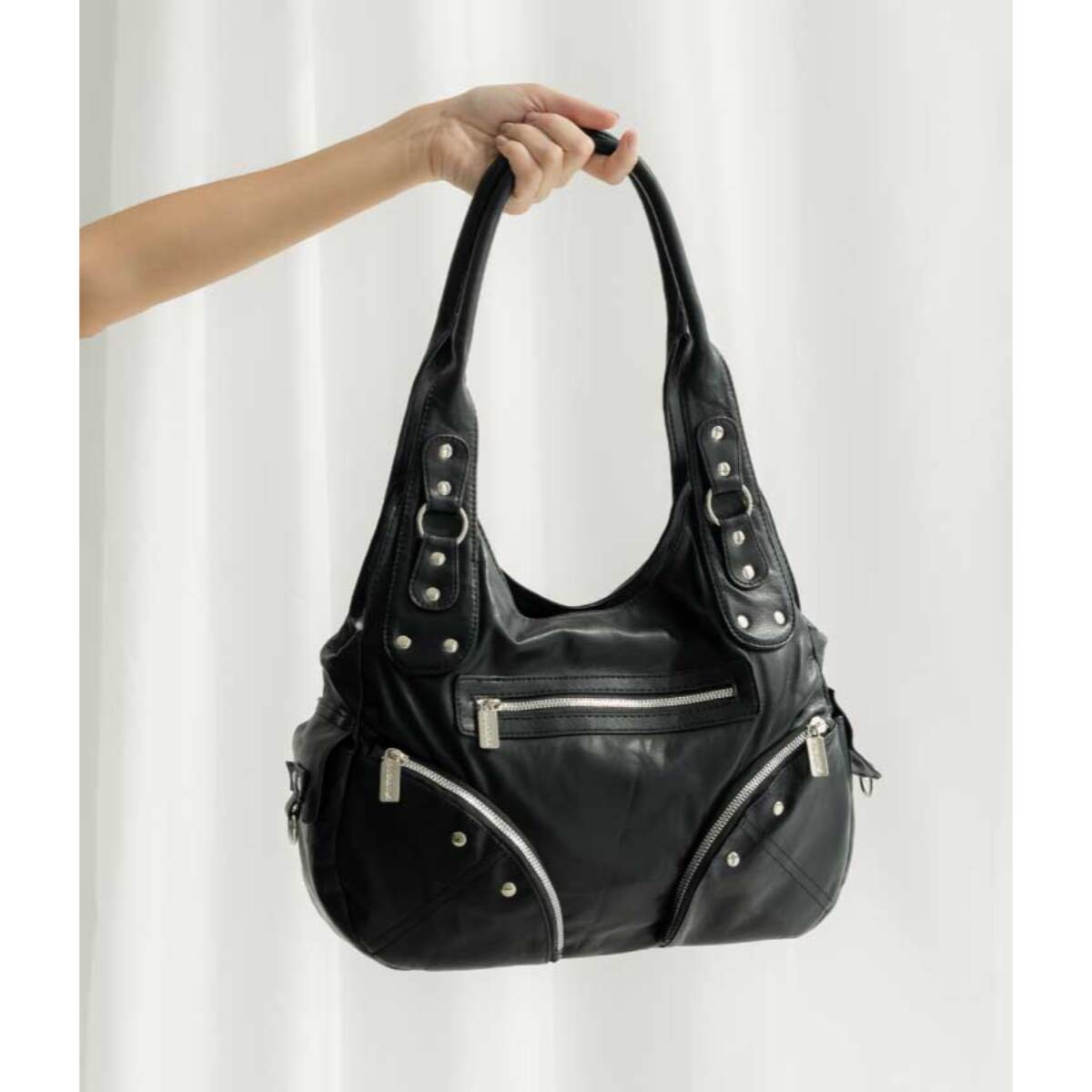 Bolso de hombro negro con bolsillos
