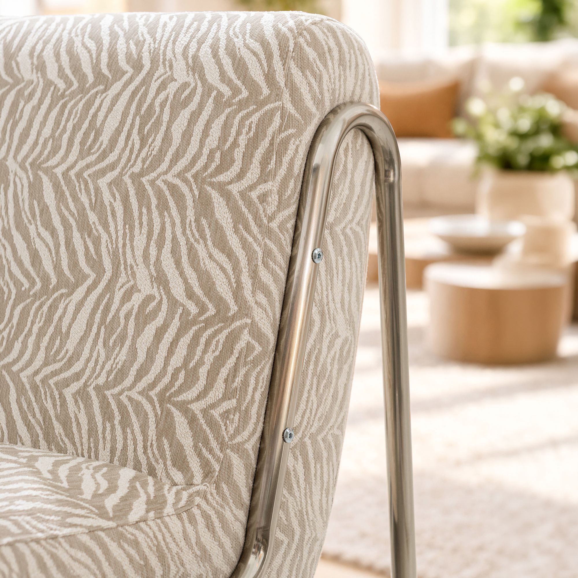 Fauteuil en tissu chenille et pied en métal tigré HELIO