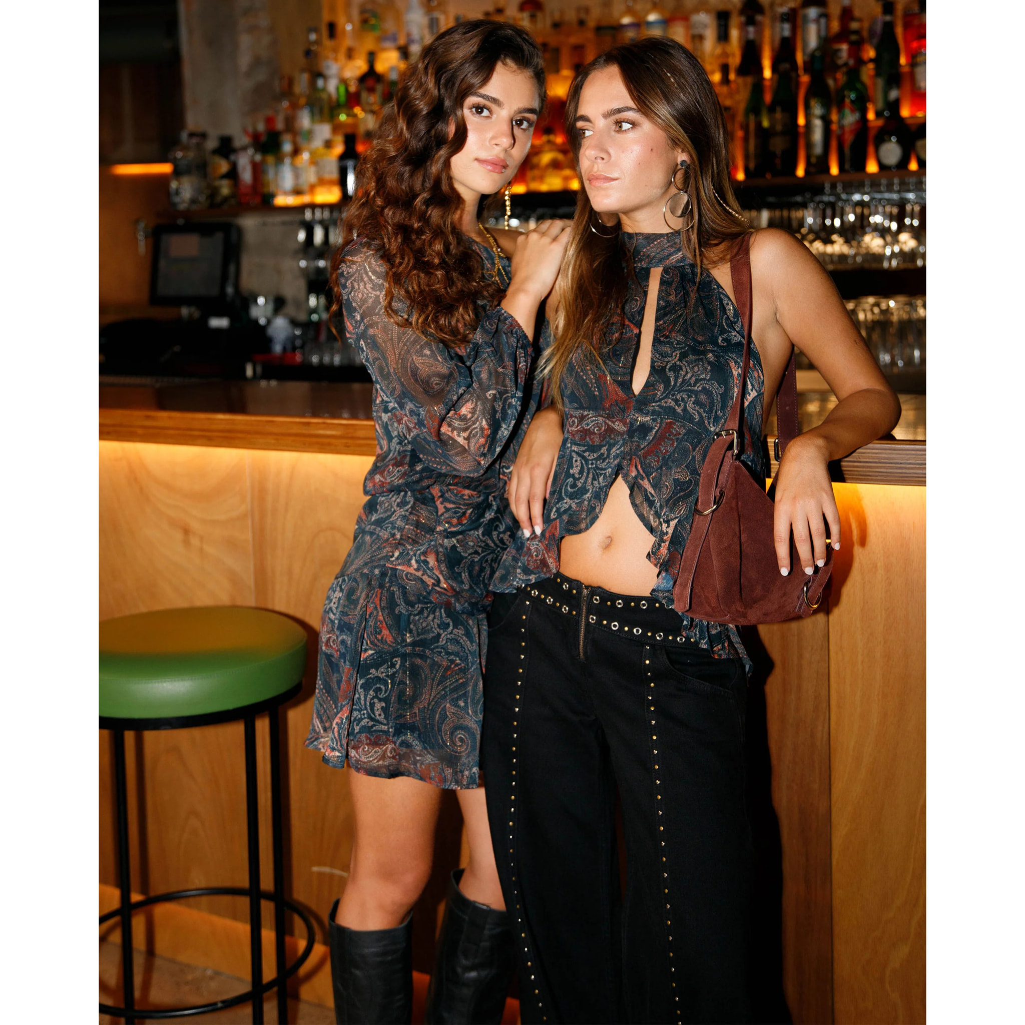 Blusa halter estampada abierta por delante con volantes