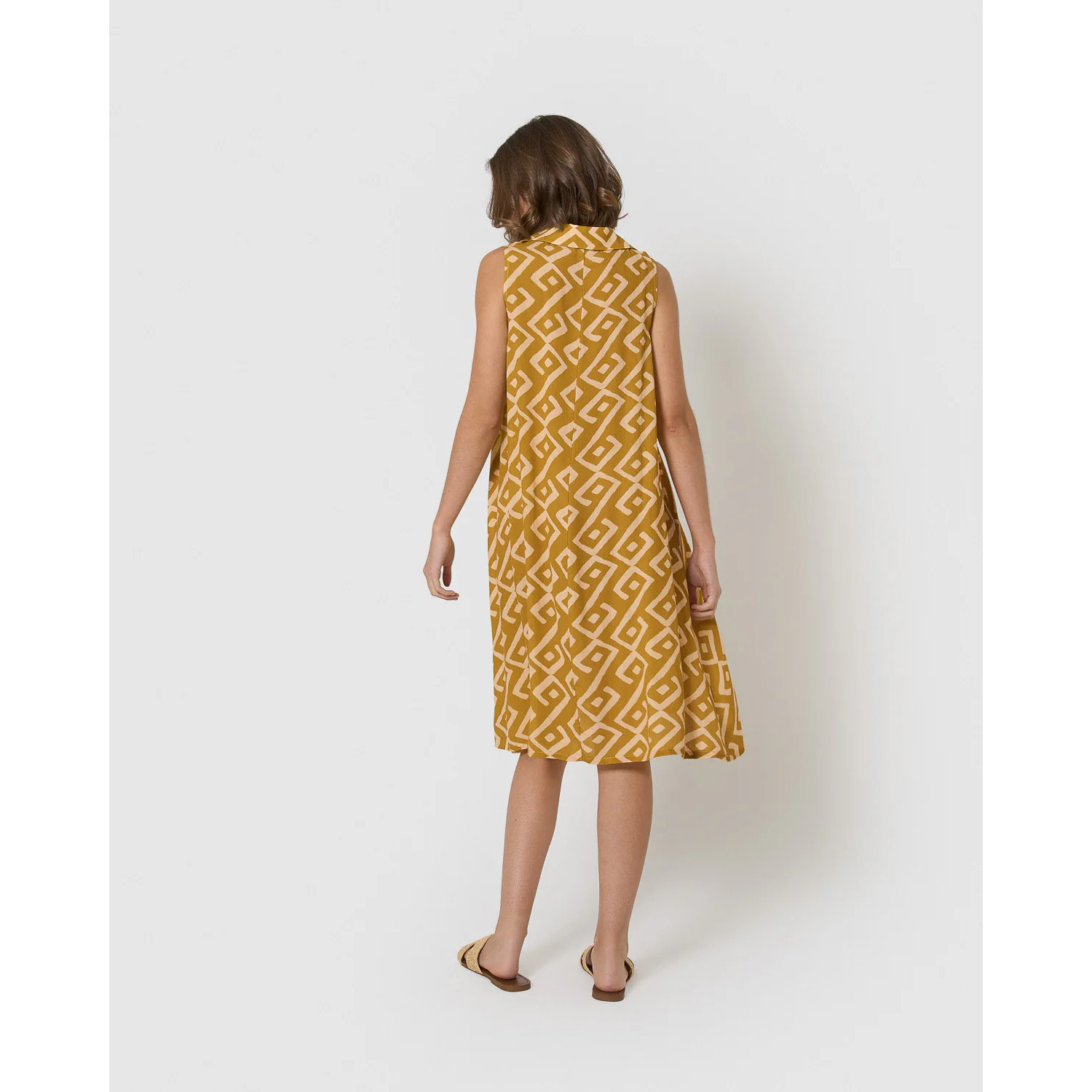 Vestido corto cuello pico bambula detalles plisados baladi limón