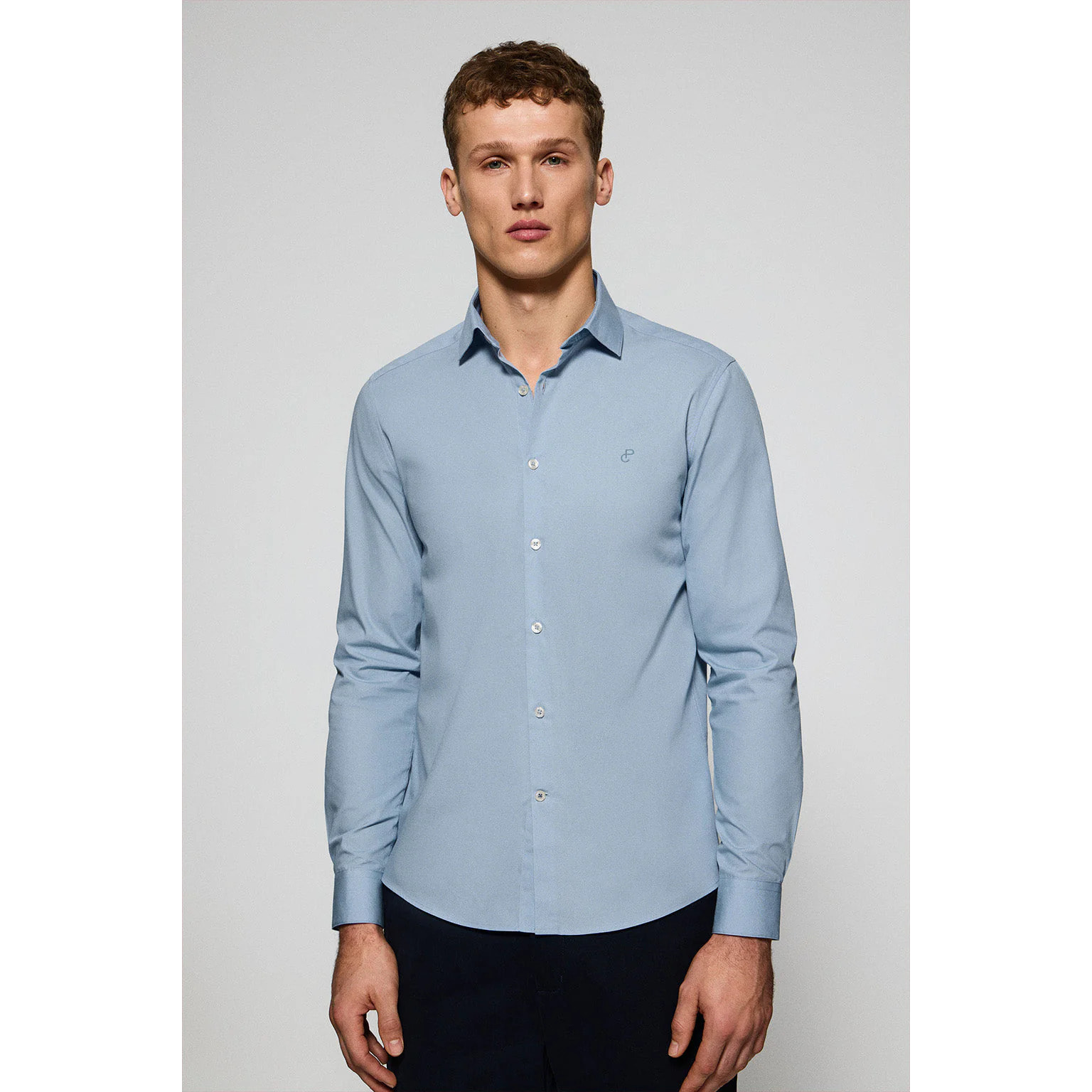 Camicia in popeline celeste con monogramma ricamato