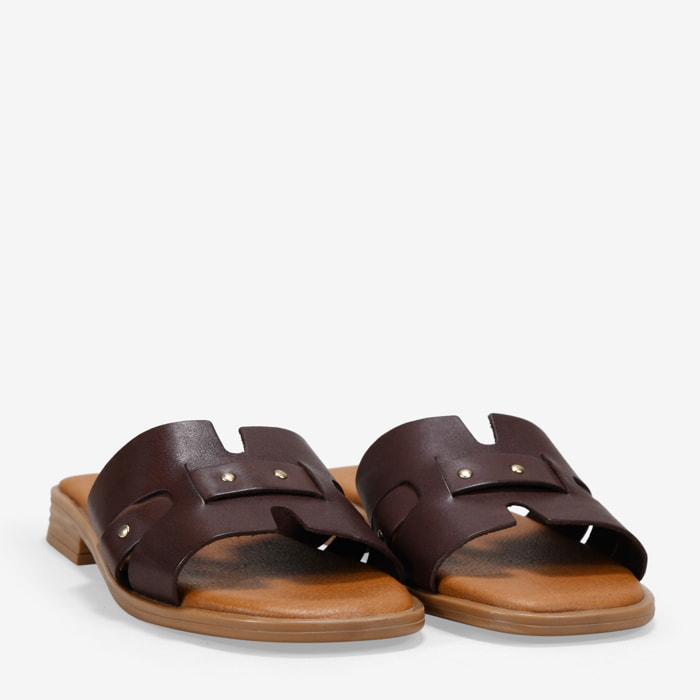 Sandalias planas marrones en piel