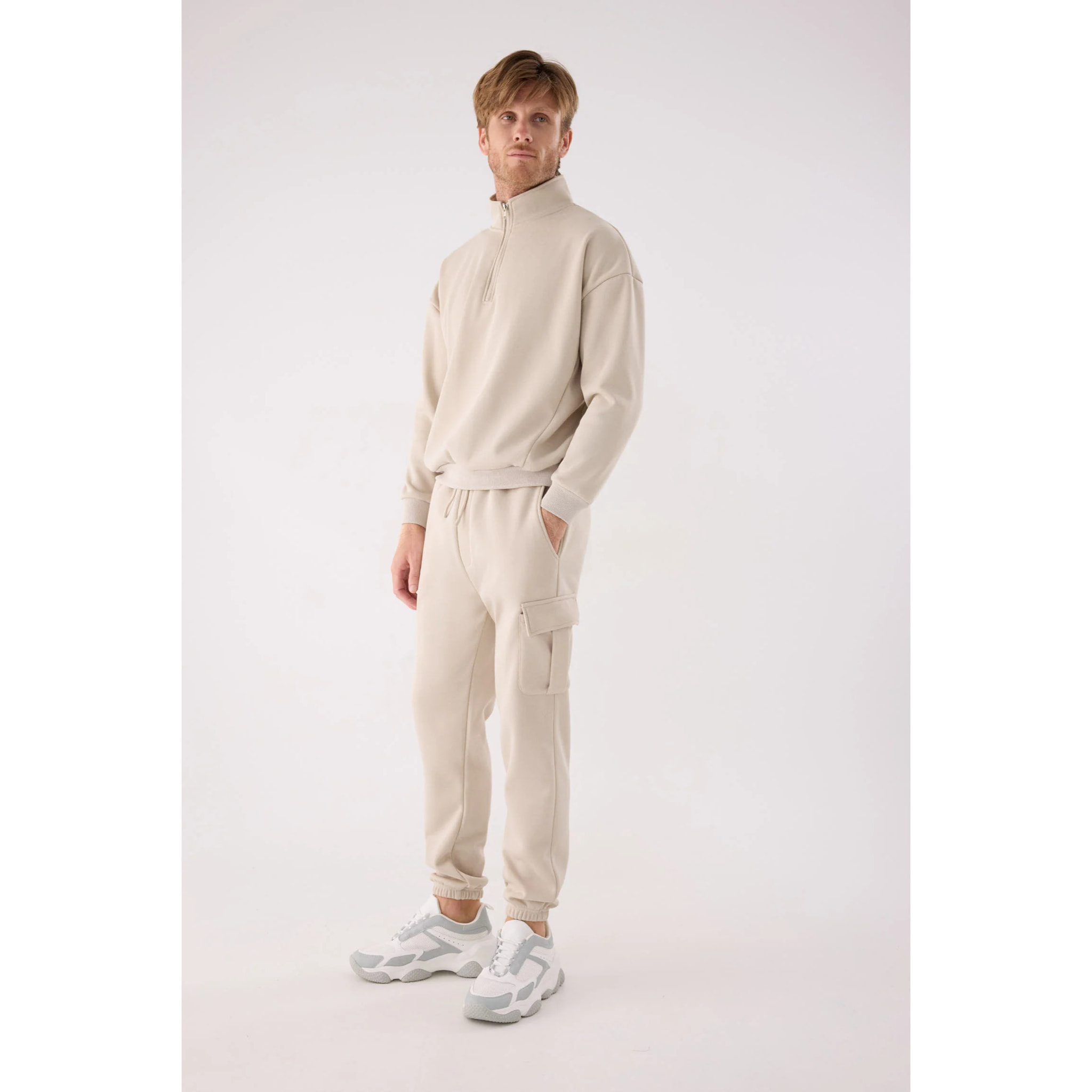 Pantalón deportivo hombre cargo afelpado con cintura ajustable beige