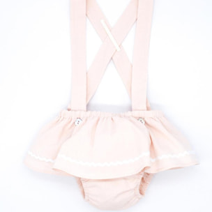 Cubrepañal rosa, con tirantes y falda con picunela.