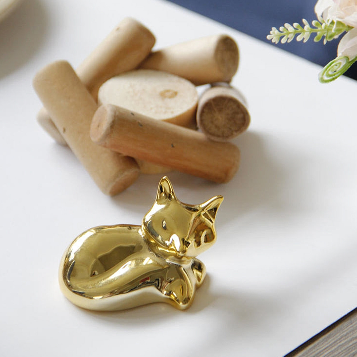 DAM  Figura Decorativa Volpe Dormiente in Ceramica Porcellana e Legno 11x11x9,5 Cm. Colore: oro