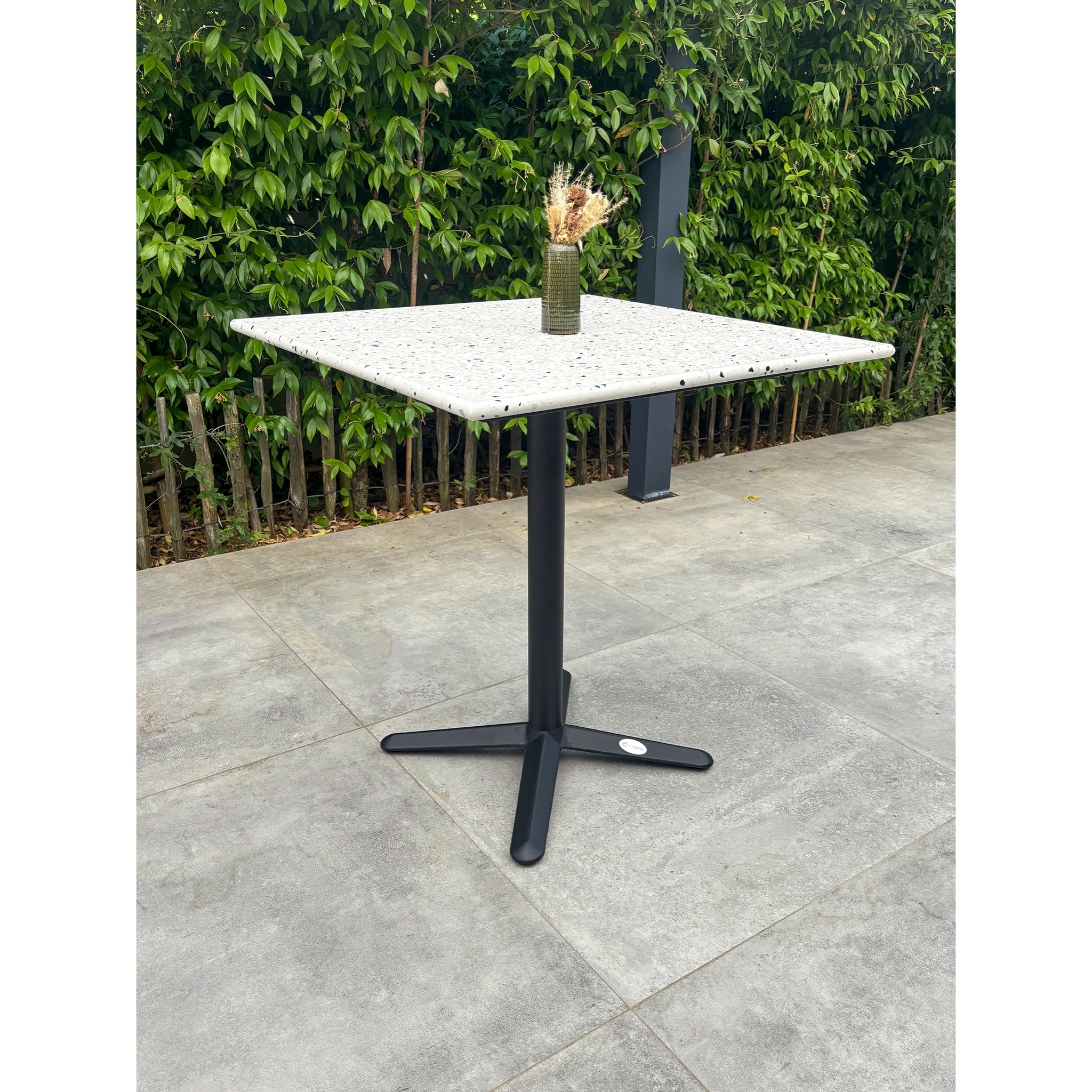 BISTRO - Table carrée de jardin en acier et plateau terrazzo