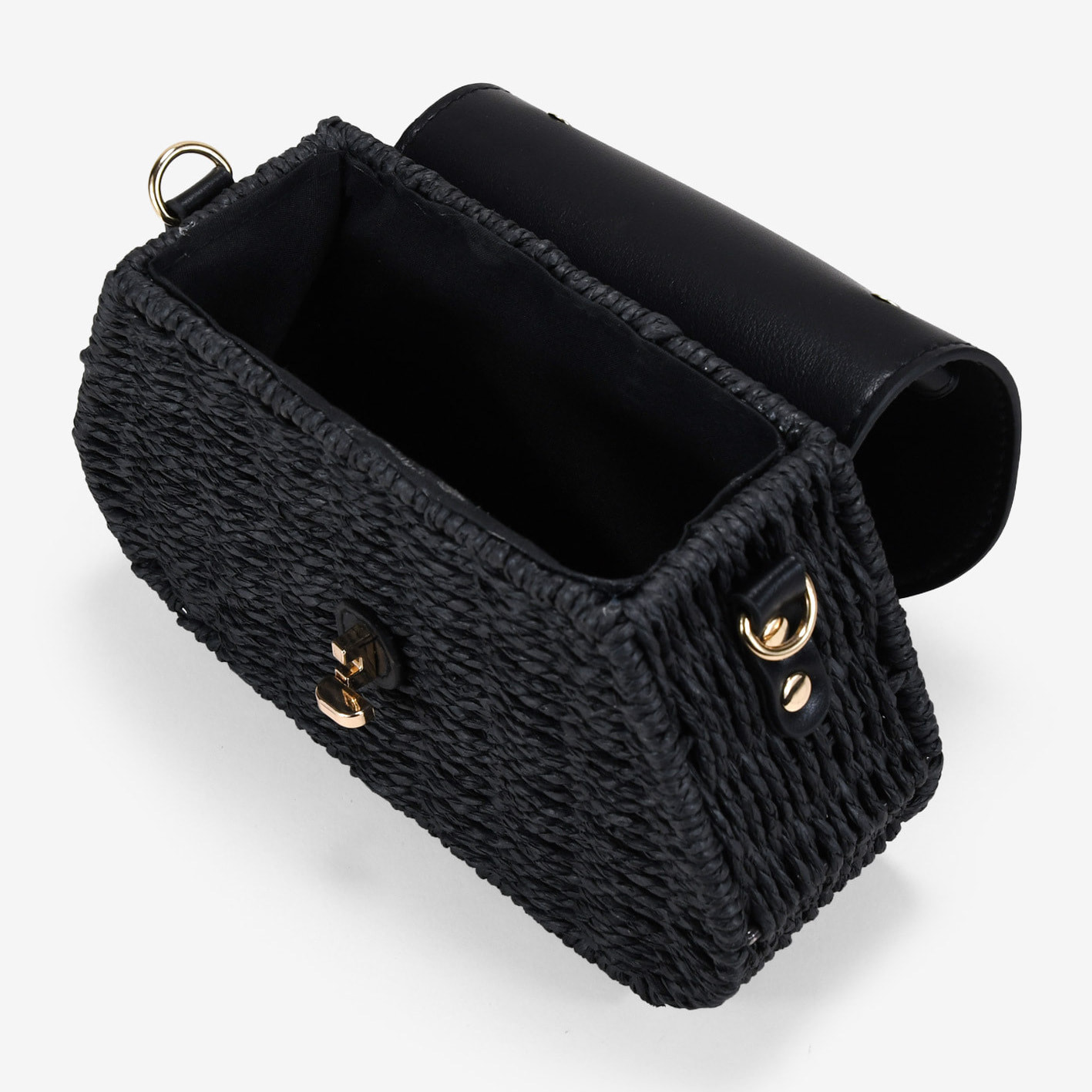 Bolso caja negro con solapa y asa de cruzar