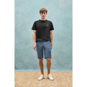 Camiseta negra básica de cuello redondo con detalle bordado