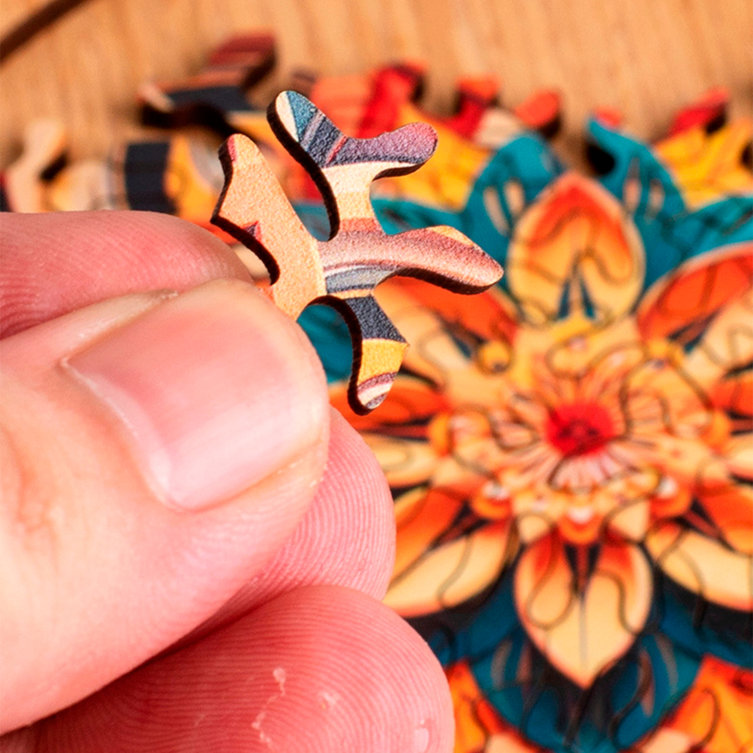 Puzle y marco de madera con 70 piezas. Diseño Flor multicolor.