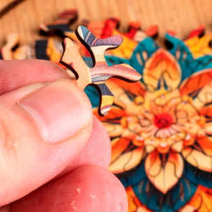 Puzle y marco de madera con 70 piezas. Diseño Flor multicolor.