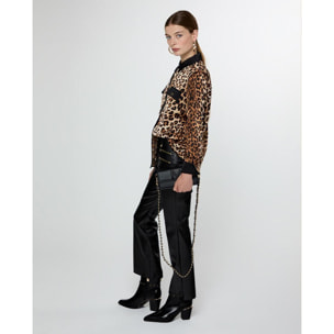 Camicia stampa animalier con colletto e pattina in contrasto