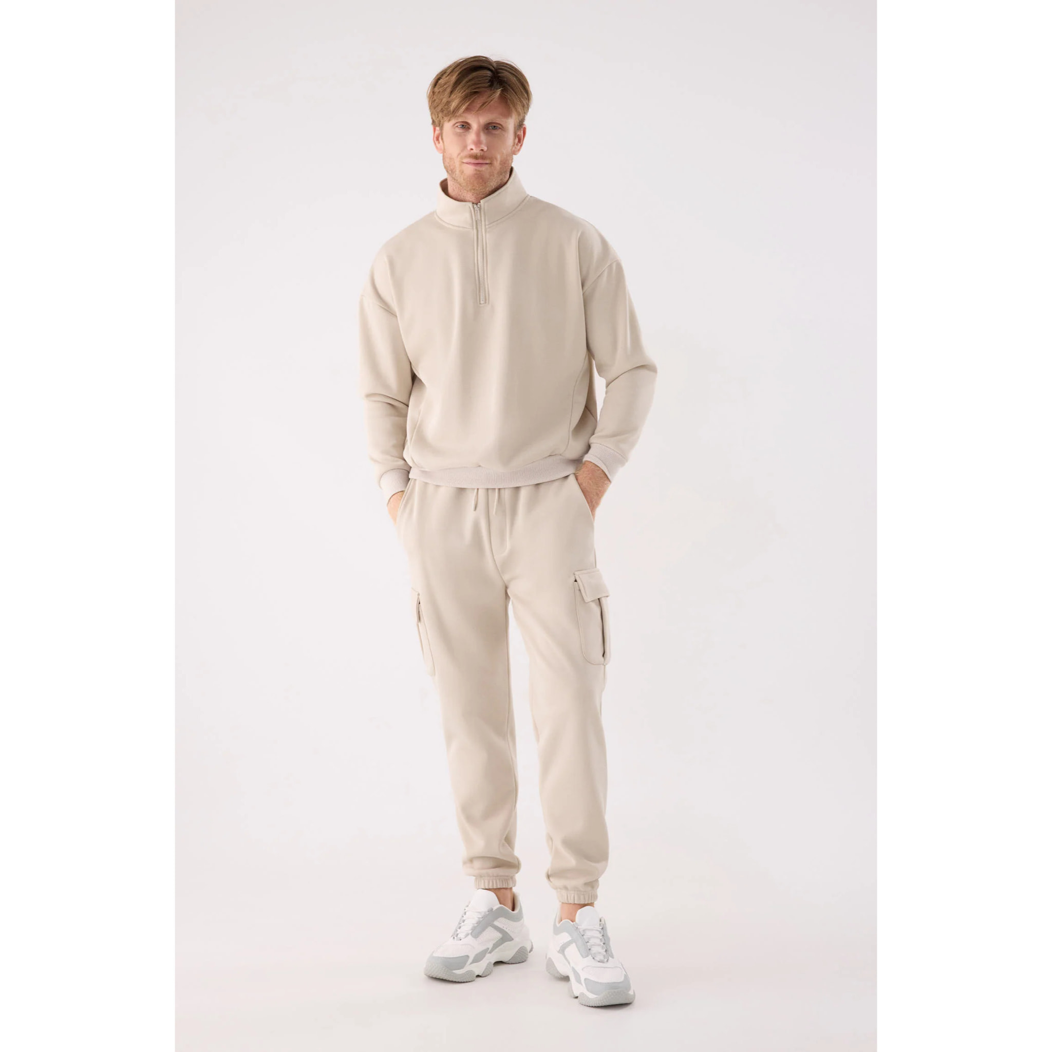 Pantalón deportivo hombre cargo afelpado con cintura ajustable beige
