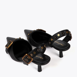 Scarpa con tacco aperta con dettagli metallici